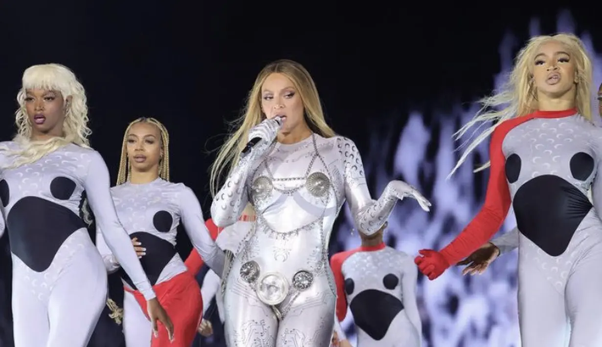 Beyonce juga menggunakan bodysuit silver, ditambah detail rantai di tubuhnya. Penampilan tersebut dipadukan boots heels warna silver. Netizen mengatakan gayanya ini seperti Power Ranger. @beyonce