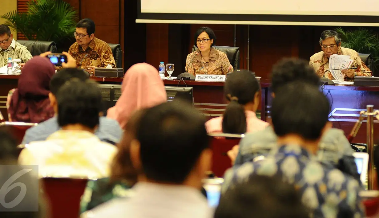 Menteri Keuangan Sri Mulyani saat konferensi pers APBN 2017 di kantor Kemenkeu, Jakarta, Kamis (27\10). Menkeu mengajak para pengusaha minerba dan migas untuk ikut program pengampunan pajak (tax amnesty). (Liputan6.com/Angga Yuniar)
