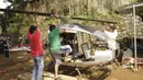 Gambar yang diambil pada 17 November 2019, Jujun Junaedi (kanan) menyelesaikan pembuatan helikopter buatannya di halaman belakang rumahnya di Sukabumi. Jujun yang berusia 41 tahun ini menargetkan helikopter berbahan bakar bensinnya rakitannya dapat diuji terbang pada akhir 2019. (Wulung WIDARBA/AFP)