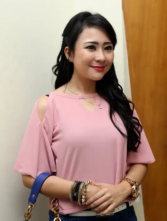 Sekian lama Chiquita menghilang dari dunia hiburan, rupanya ia sedah menamatkan kuliah di universitas.  ( Andy Masela/Bintang.com)