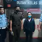 WNA Malaysia palsukan data untuk dapatkan paspor Indonesia saat dibawa ke Rutan Kota Dumai. (Liputan6.com/Istimewa)
