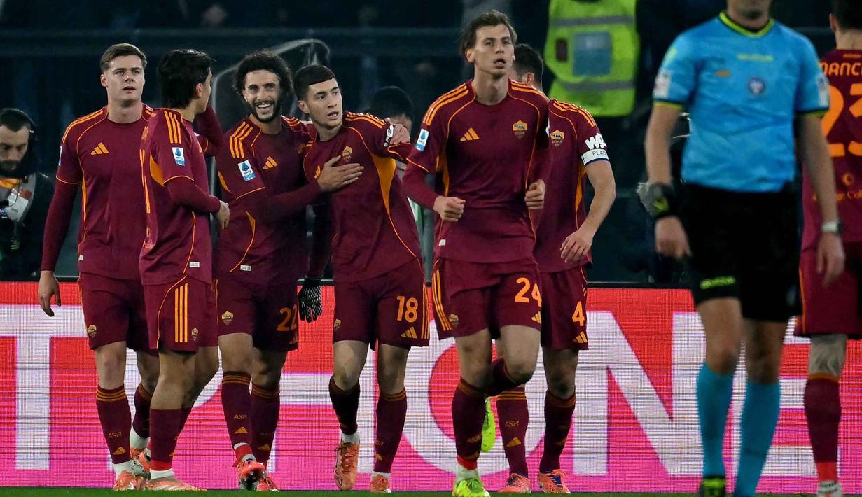 Giallorossi membuka keunggulan pada menit ke-14 lewat aksi Matias Soule. Lima menit berselang, AS Roma menggandakan keunggulan lewat gol yang dicetak Manu Kone. Tampak dalam foto, penyerang AS Roma asal Argentina, Matias Soule (C), merayakan gol pertama timnya selama pertandingan sepak bola Serie A Italia melawan Genoa di Stadio Olimpico pada Senin 29 Desember 2025 waktu setempat atau Selasa (30/12/2025) dini hari WIB. (Filippo MONTEFORTE/AFP)