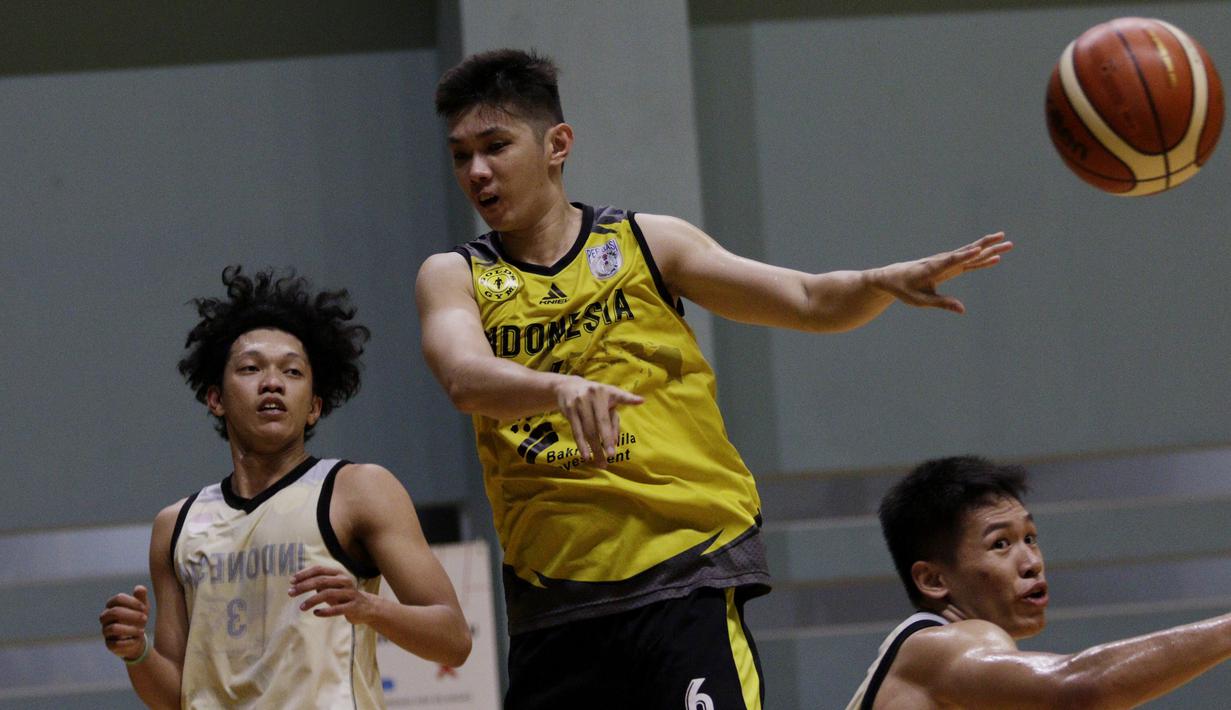 Pebasket Indonesia, Mei Joni, saat sesi latihan di GBK Arena, Jakarta, Senin, (14/9). Latihan tersebut untuk persiapan SEA Games 2019. (Bola.com/M Iqbal Ichsan)