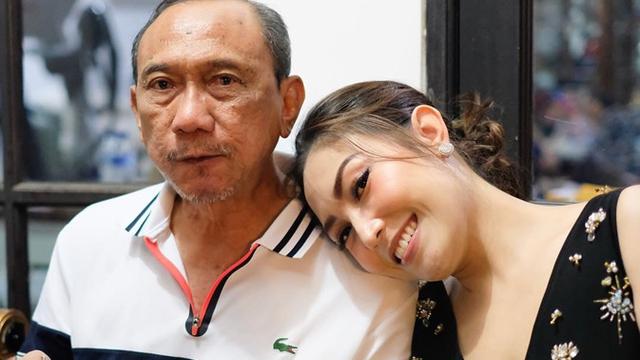 6 Potret Kedekatan Ayu Dewi dan Ayahnya yang Jarang Terekspos