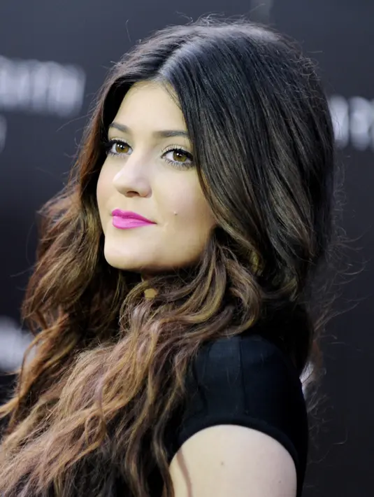 Chantel mengunggah ke Snapchat foto dirinya dan Kylie. Kylie menjulurkan lidahnya seakan dia akan menjilat bahu Chantel. (Bintang/EPA)