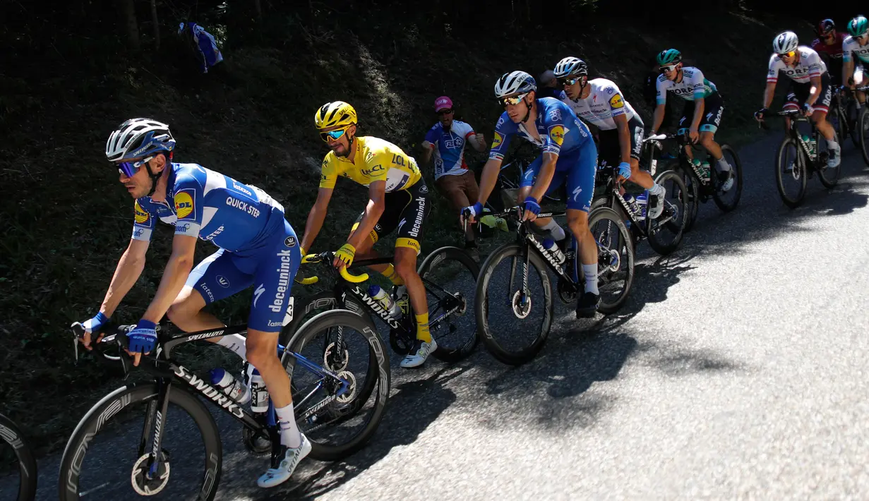 Pebalap Prancis Julian Alaphilippe (seragam kuning) memimpin timnya pada etape kelima Tour de France di Colmar, Prancis, Rabu (10/7/2019). Peter Sagan menjuarai etape kelima Tour de France setelah melewati rute sepanjang 175,5 Km dari Saint-Dié-des-Vosges ke Colmar. (AP Photo/Thibault Camus)