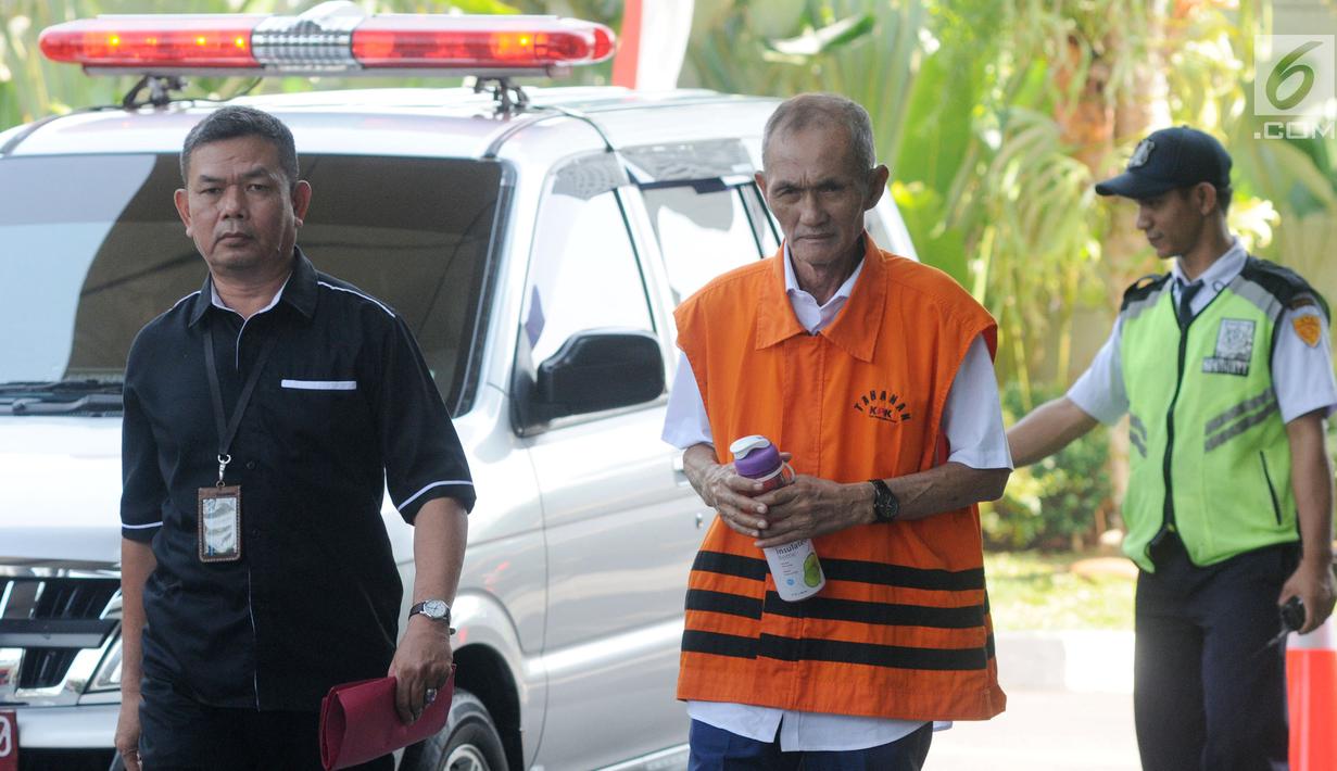 Mantan anggota DPRD Sumatera Utara Elezaro Duha (tengah) saat akan menjalani pemeriksaan di Gedung KPK, Jakarta, Senin (10/9). Elezaro diduga menerima suap terkait penyetujuan Laporan Pertanggungjawaban APBD 2012. (Merdeka.com/Dwi Narwoko)