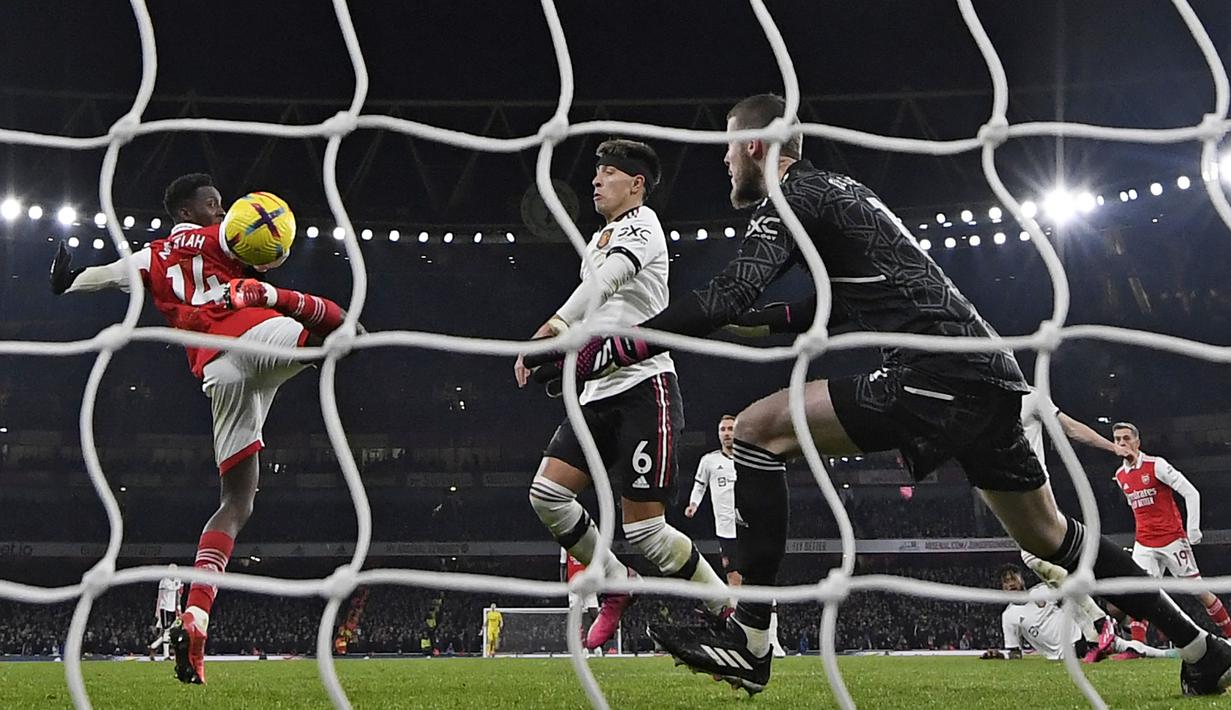 Pemain Arsenal, Eddie Nketiah melakukan mencetak gol ketiga timnya ke gawang Manchester United pada laga lanjutan Liga Inggris 2022/2023 yang berlangsung di Emirates Satdium, London, Minggu (23/01/2023). Arsenal berhasil menang dengan skor 3-2 atas Manchester United. (AFP/Glyn Kirk)