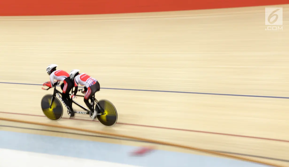 Pesepeda Indonesia Ni'mal Magfiroh dan Sri Sugiyanti memacu kecepatan pada nomor 3.000 meter persuit individu B saat Asian Track Championship 2019 di Veledrome, Jakarta, Jumat (11/1). Pasangan ini berhasil meraih perak. (Bola.com/Yoppy Renato)