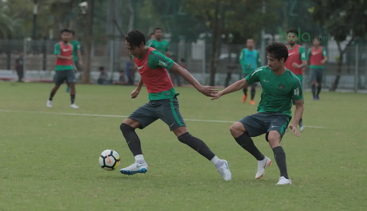 Pemain Timnas Indonesia U-23, Hansamu Yama (kiri) melewati adangan rekannya saat sesi latihan di Lapangan ABC Senayan, Jakarta (20/6/2018). Indonesia akan melawan Korea pada laga uji coba 23-6-2018. (Bola.com/Nick Hanoatubun)