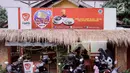 Suasana Kedai Soto Kauman Express Sawangan, Depok, Jawa Barat, Senin (13/5). Selama Ramadan, kedai soto tersebut menyediakan satu paket menu berbuka puasa yang terdiri dari soto, siomay, kurma, dan minuman dingin yang cukup dibayar dengan doa pada secarik kertas. (Liputan6.com/Immanuel Antonius)