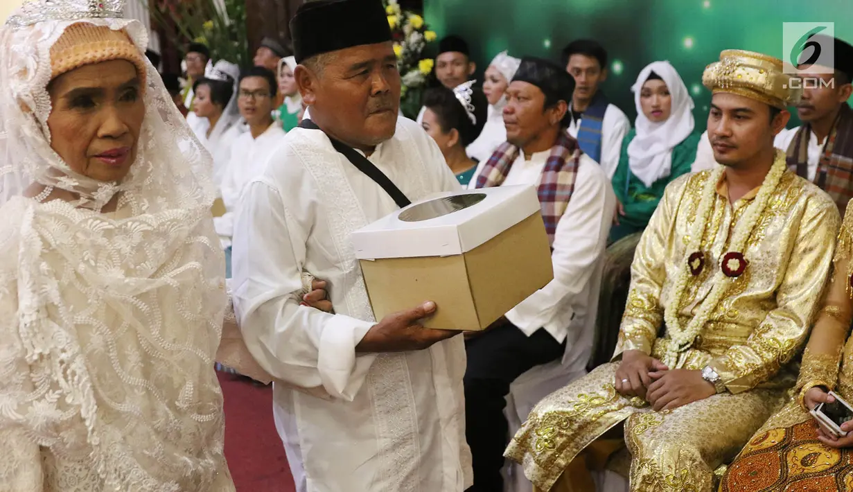 Peserta menjalani rangkaian kegiatan nikah massal bertajuk PKB Mantu di Jakarta, Jumat (25/8). Sebanyak 103 pasangan turut ambil bagian pada nikah massal tersebut yang berasal dari lima wilayah di Jakarta. (Liputan6.com/Immanuel Antonius)