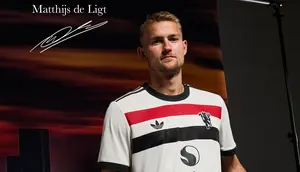 Manchester United resmi merampungkan transfer Matthijs de Ligt dan Noussair Mazraoui pada bursa transfer musim panas tahun ini, Rabu (14/8/2024) dini hari WIB. (dok. Manchester United)&nbsp;