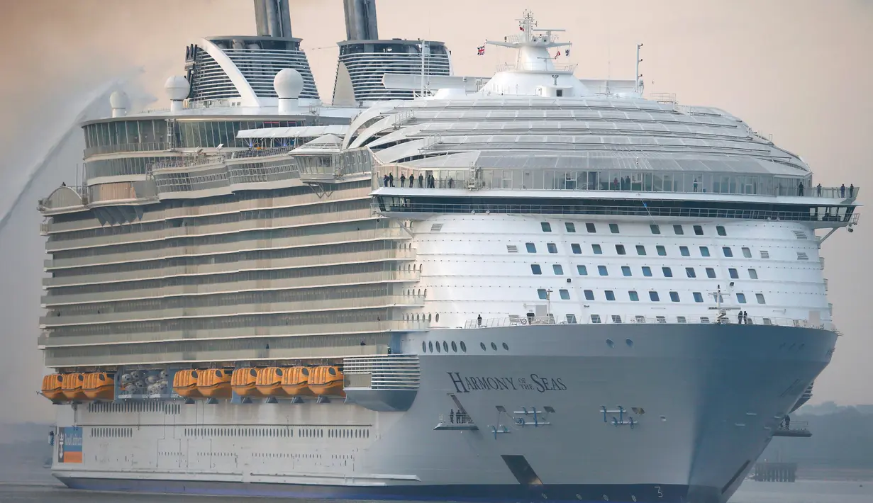 Kapal pesiar terbesar di dunia, Harmony of the Seas saat tiba di pelabuhan untuk melakukan pelayaran mayden di di Southampton , Inggris 17 Mei 2016. Panjang dari kapal ini pun sepanjang 361 meter. (REUTERS / Peter Nicholls)
