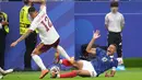 Pemain Spanyo Pedro Porro berebut bola dengan pemain Prancis Kylian Mbappe selama pertandingan semifinal Piala Dunia antara Prancis dan Spanyol di Arlington, Texas, dekat Dallas, Selasa, 14 Juli 2026. (AP Photo/Eric Gay)