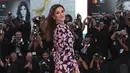 Penelope Cruz berpose untuk fotografer setibanya di pemutaran perdana film L'Immenita selama Venice Film Festival 2022 ke-79 di Venesia, Italia (4/9/2022). Aktris berusia 48 tahun itu mengenakan gaun kolom bermotif daun pink. (Photo by Joel C Ryan/Invision/AP)