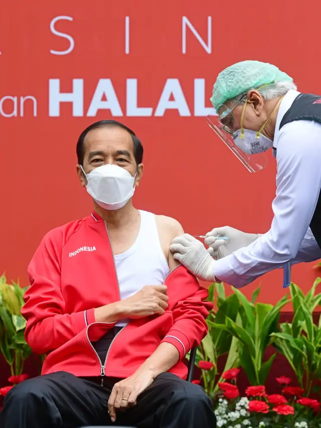 Pihak Istana menjelaskan alasan Presiden Joko Widodo atau Jokowi memakai singlet saat menjalani vaksinasi Covid-19 dosis kedua di Istana Kepresidenan Jakarta.