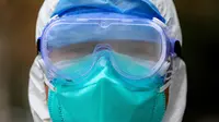 Pekerja medis memakai peralatan pelindung menyusul wabah virus corona di Wuhan, Provinsi Hubei, China, Minggu (26/1/2020). (Chinatopix via AP)