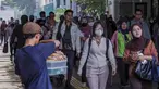 Penumpang kereta commuter line berjalan kaki dari stasiun saat jam sibuk di Jakarta pada Kamis 21 Mei 2026. (BAY ISMOYO/AFP)