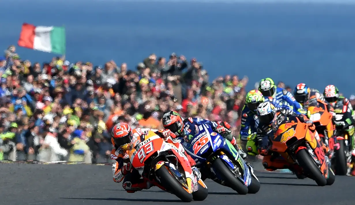 Pembalap Repsol Honda, Marc Marquez memimpin balapan dalam MotoGP Australia yang berlangsung di Phillip Island (22/10). Dalam balapan ini, Marquez yang coba merangsek ke depan sempat menyenggol Rossi. (AFP Photo/Paul Crock)