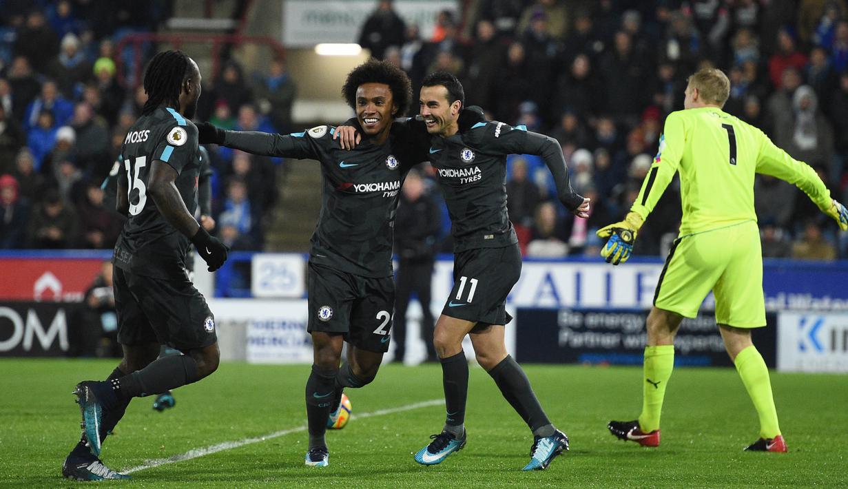 Para pemain Chelsea merayakan gol yang dicetak Pedro ke gawang Huddersfield pada laga Premier League di Stadion John Smith, Huddersfield, Selasa (12/12/2017). Huddersfield kalah 1-3 dari Chelsea. (AFP/Oli Scarff)