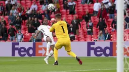 Pertandingan baru berjalan dua menit, Raheem Sterling memiliki kans untuk membawa The Three Lions unggul. Bola hasil tendangan kaki kanannya yang memanfaatkan umpan dari Luke Shaw masih bisa digagalkan Tomas Vaclik. (Foto: AP/Pool/Laurence Griffiths)