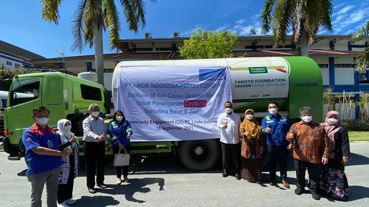 Penyerahan bantuan 14 ton Liquid Medical Oxygen ke Provinsi Sumatera Barat di Kota Padang, Rabu (15/9).