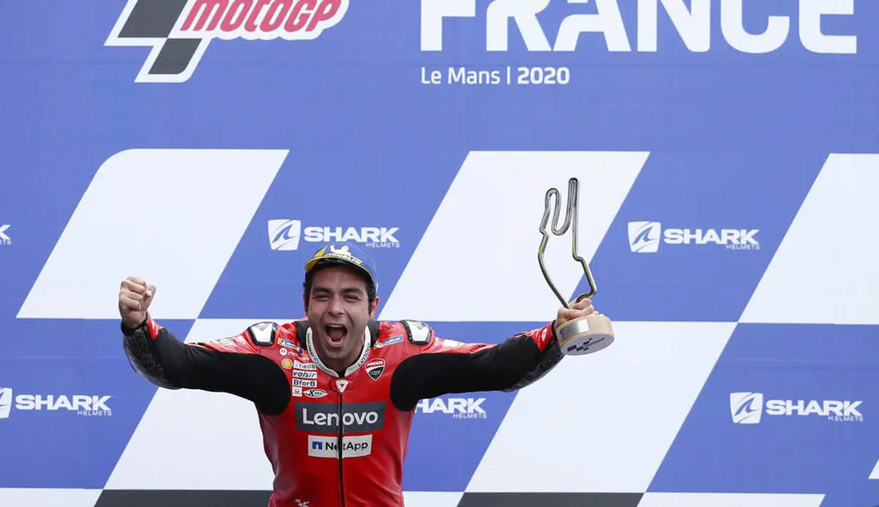 Pembalap Ducati, Danilo Petrucci, melakukan selebrasi di atas podium usai menjuarai balapan MotoGP Prancis di Le Mans, Minggu (11/10/2020). Petrucci finis pertama dengan catatan waktu 45 menit 54,736 detik. (AP Photo/David Vincent)