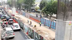 Sejumlah kendaraan melintasi Tiang Jalan saat tahap Lanjutan pembangunan kepala tiang atau file cap proyek pembangunan jalan layang khusus Transjakarta koridor XIII Ciledug-Tendean, Jakarta, Selasa (23/6/2015). (Liputan6.com/Helmi Afandi)