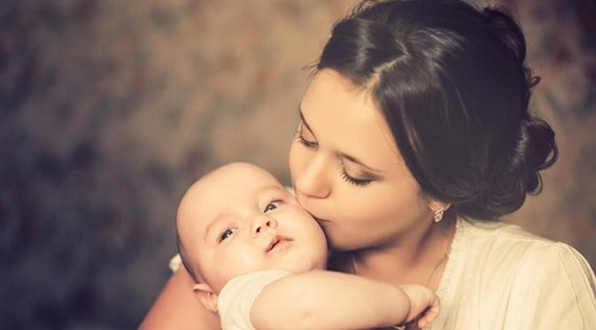 Foto Ibu Mencium Tangan Anak Ada Kisah Menyayat Hati Dibaliknya Lifestyle Fimela Com