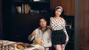 Hanggini tampil cantik dengan mengenakan baju off shoulder polkadot dan rok mini warna hitam berenda dalam pemotretan kali ini. Bando warna merah muda yang dikenakannya menambah kesan imut artis dengan nama lengkap Hanggini Purinda Retto ini. Sementara Luthfi Aulia tampil simpel dengan kemeja stripes warna cokelat dan sweater abu-abu dipadukan dengan celana kain. (Liputan6.com/IG/@hanggini)
