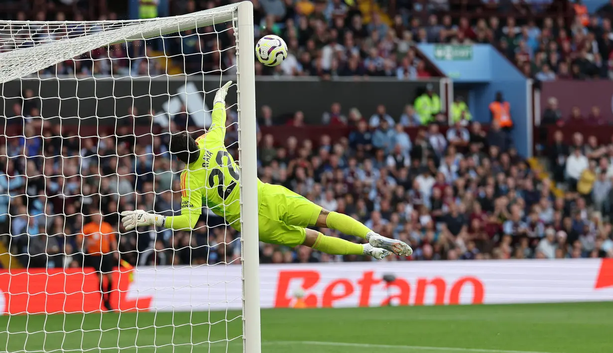 Kiper Arsenal, David Raya melakukan penyelamatan di depan gawangnya saat laga lanjutan Liga Inggris 2024/2025 melawan Aston Villa di Villa Park, Birmingham, Inggris, Sabtu (24/08/2024) malam WIB. (AFP/Adrian Dennis)