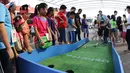 Arena bermain golf pun ramai dikunjungi. (Bola.com/Arief Bagus)