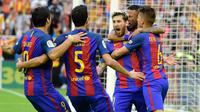 Para pemain Barcelona merayakan gol ke gawang Valencia di Mestalla, 22 Oktober 2016. Skuat inti Barcelona akan disimpan untuk laga kontra Espanyol, Selasa (25/10/2016). (AFP/Jose Jordan)