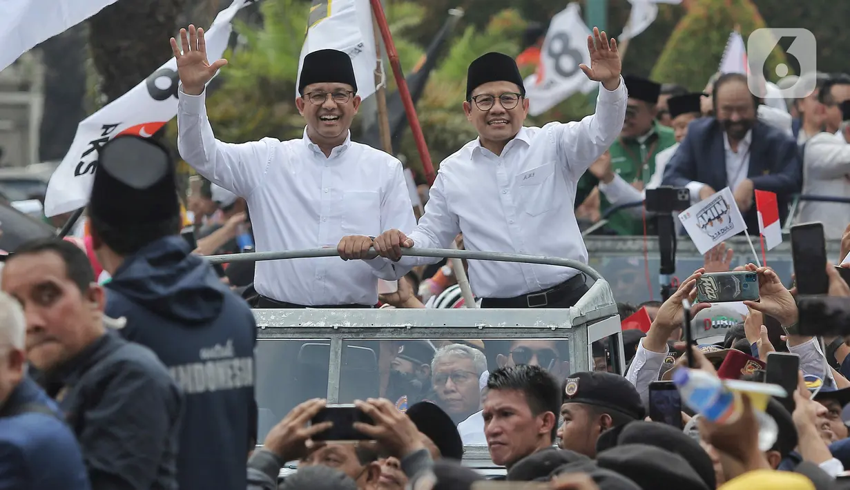 Dari atas land rover itu, Anies-Cak Imin menyapa para pendukung sambil tersenyum dan melambaikan tangan. (Liputan6.com/Angga Yuniar)