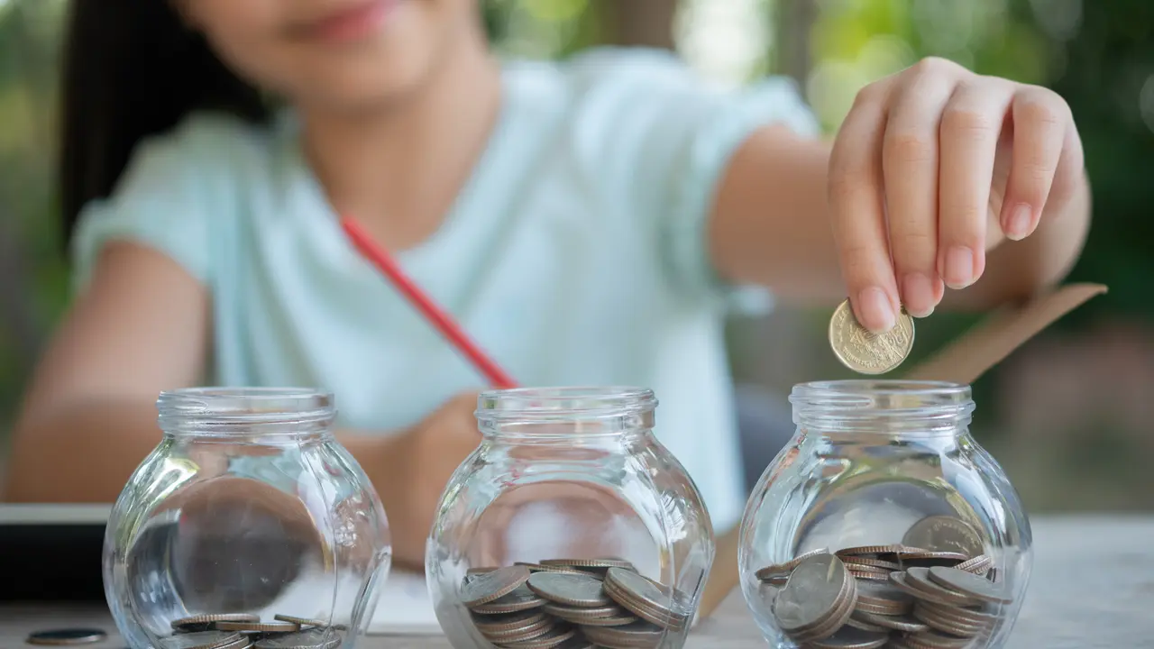 Cara Seru Ajari Anak Literasi Keuangan dengan Metode Tiga Stoples [Dok/freepik.com]