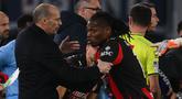 Ekspresi kesal tak mampu disembunyikan oleh Rafael Leao saat ditarik ke luar lapangan oleh pelatih Massimiliano Allegri dalam laga lanjutan Liga Italia 2025/2026 antara Lazio melawan AC Milan, Minggu (15/03/2026) waktu setempat. (AFP/Alberto Pizzoli)