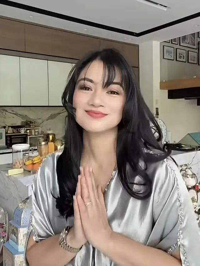 Titi Kamal ikut Join Tren Izin dengan poni depan. [@titi_kamall]