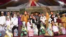 Jajaran pengurus Yayasan Pundi Amal Peduli Kasih Indosiar dan SCTV, serta SCM foto bersama perwakilan anak yatim dhuafa dan disabilitas pada ramadan mubarak buka puasa bersama di Gunung Putri, Bogor, Sabtu, (02/6). (Liputan6.com/Herman Zakharia)