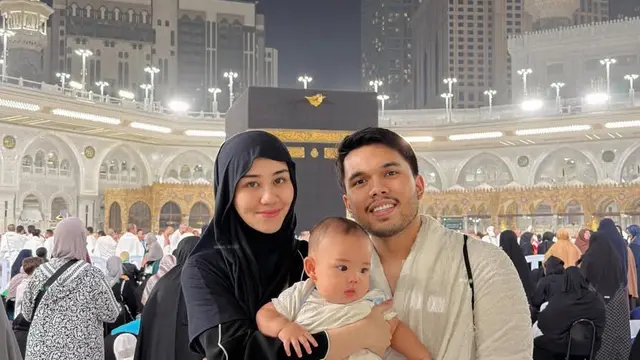 Aaliyah Massaid saat Umrah untuk pertama kalinya bersama putranya pakai abaya hitam. [@thariqhalilintar]