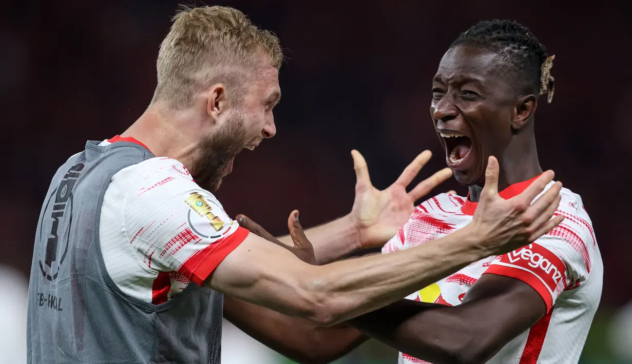 Pemain Leipzig, Amadou Haidara (kanan) dan Konrad Laimer (kiri) merayakan kemenangan usai mengalahkan SC Freiburg pada partai final DFB Pokal atau Piala Liga Jerman yang berlangsung di Stadion Olimpiade di Berlin, Jerman, Sabtu, 21 Mei 2022 waktu setempat. Die Bullen berhasil menang lewat babak adu penalti dengan skor 4-2 usai laga berjalan imbang 1-1. (AFP/Ronny Hartmann)