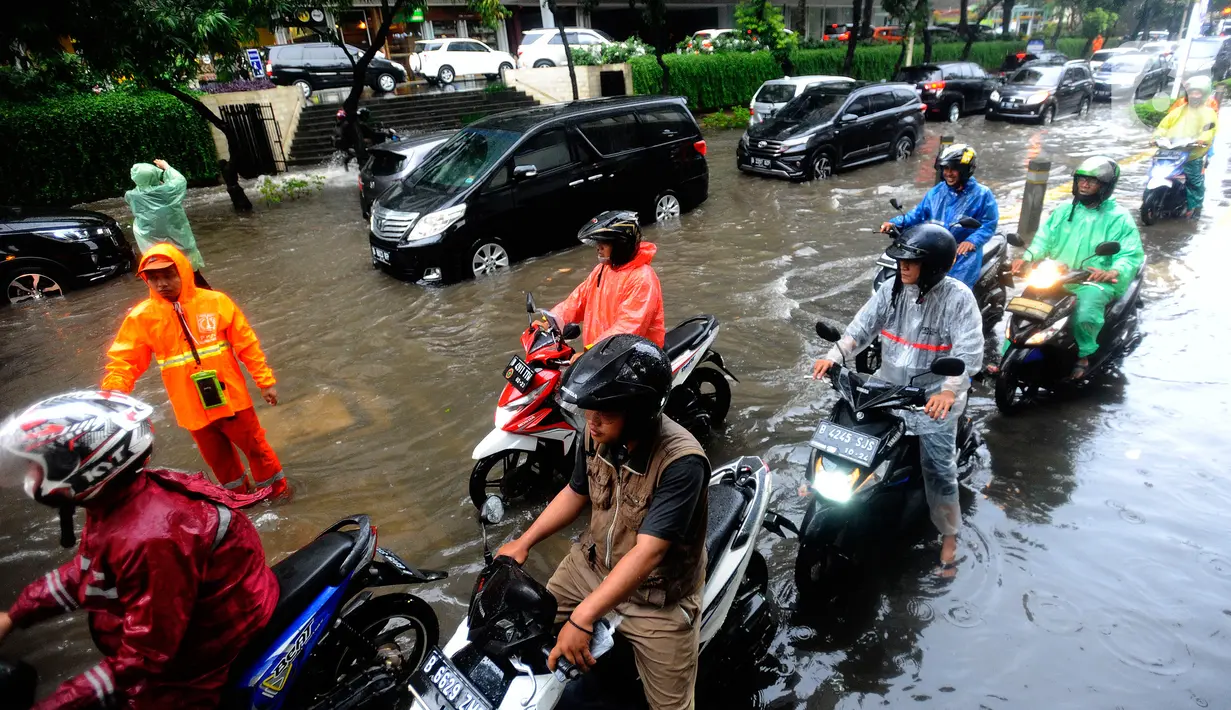 Sejumlah kendaraan melintasi trotoar untuk menghindari banjir di Jalan Kemang Raya, Jakarta Selatan, Kamis (3/11/2022). Hujan deras sekitar dua jam lebih menyebabkan Jalan Kemang Raya digenangi banjir sekitar 30 cm sehingga benyak kendaraan tidak dapat melintas. (merdeka.com/Arie Basuki)