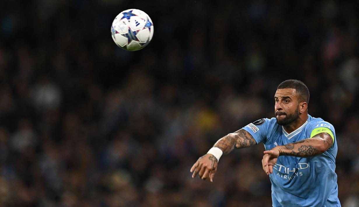 Kyle Walker yang kini tengah menjalani musim ke-7 bersama Manchester City hingga kini telah tampil dalam 51 laga bareng The Citizens di Liga Champions dengan torehan 1 gol dan 1 assist. Sejak melakukan debut pada 13 September 2017, ia telah mengoleksi satu trofi Liga Champions bareng Manchester City pada musim 2022/2023 setelah mengalahkan Inter Milan 1-0 pada laga final. (AFP/Paul Ellis)