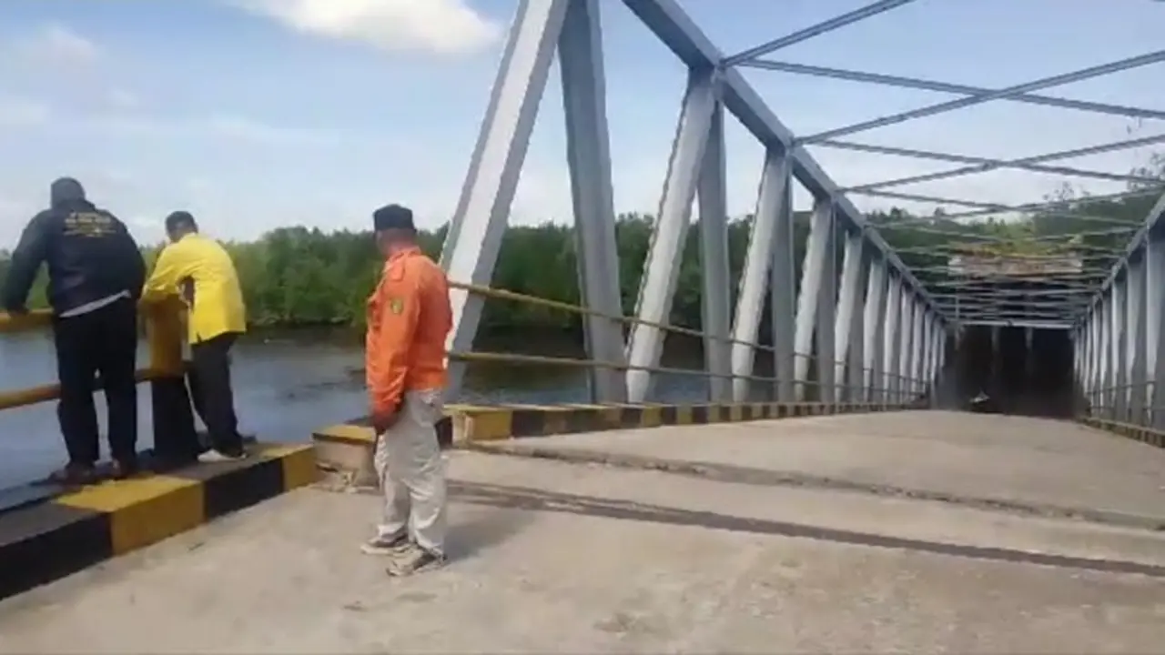 Pemerintah kecamatan dan pihak terkait melihat jembatan roboh di Kepulauan Meranti, Riau.
