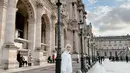 Gaya Citra Kirana saat berada di Paris bisa jadi inspirasi tampil elegan dengan hijab. Citra mengenakan atasan putih yang serasi dengan hijabnya, dipadu celana jeans, sneakers dan tas yang juga putih. [Foto: Instagram/citraciki]