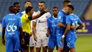 Striker Al Hilal, Neymar (kanan) memprotes keputusan wasit yang memberinya kartu kuning saat menghadapi PFC Navbahor pada laga Grup D Liga Champions Asia 2023/2024 di King Fahd International Stadium, Riyadh, Selasa (19/9/2023) dini hari WIB. (AFP/Fayez Nureldine)