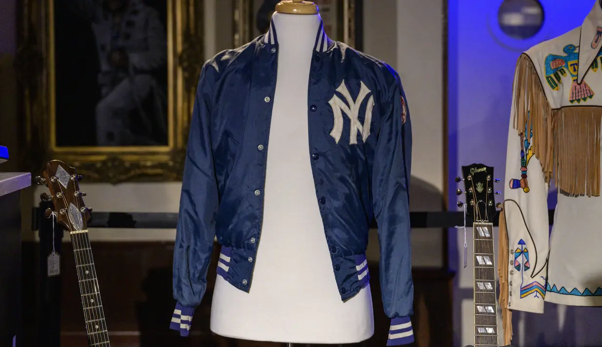 Selain alat musik, barang-barang yang dilelang mencakup setelan emas berkilau yang dikenakan David Bowie hingga Jaket korduroi Guy Lambert milik Elvis Presley. (Photo by ANGELA WEISS / AFP)