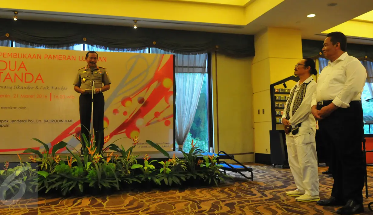 Kapolri Jenderal Badrodin Haiti meresmikan Pameran Lukisan Dua Tanda di Hotel Sultan Jakarta, Senin (21/3/2016). Kapolri Badrodin Haiti memberikan apresiasi yang besar untuk Pameran Lukisan Dua Tanda. (Liputan6.com/Faisal R Syam)