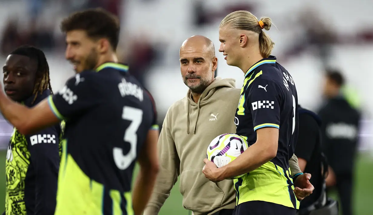 Pelatih Manchester City, Pep Guardiola (kedua kanan) berbincang dengan Erling Haaland (kanan) setelah laga lanjutan Liga Inggris 2024/2025 melawan West Ham United di London Stadium, London, Inggris, Sabtu (31/08/2024) waktu setempat. (AFP/Ian Kington)