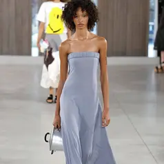 Intip detail tas panci Moschino seharga Rp50 jutaan di runway (Moschino)